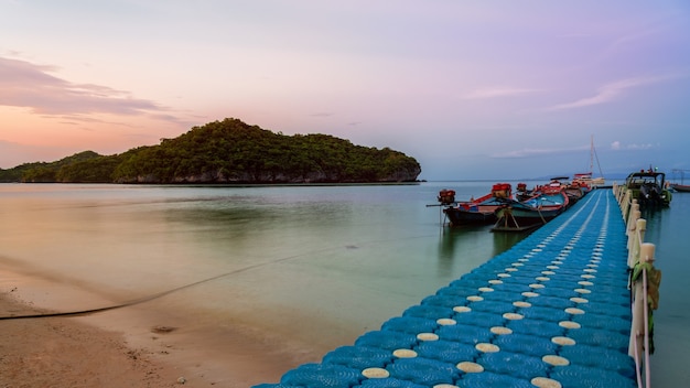 Jetée du pont flottant sur la plage en face de l'île de Ko Wua Ta Lap à Mu Ko Ang Thong Thaïlande