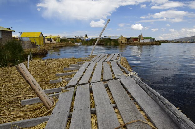 Une jetée faite de paille et de planches de bois sur les îles flottantes du lac Titicaca Puno Pérou