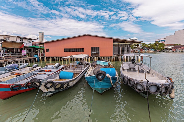 Jetée historique de Chew avec des bateaux de pêche en bois, site du patrimoine mondial de l'UNESCO, George Town, Penang, Ma