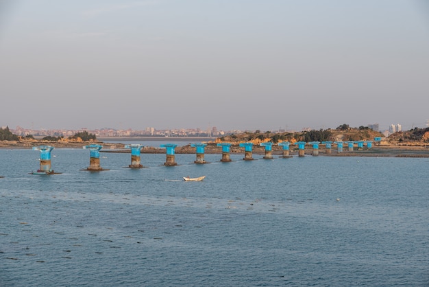 Une jetée inachevée d'un pont maritime