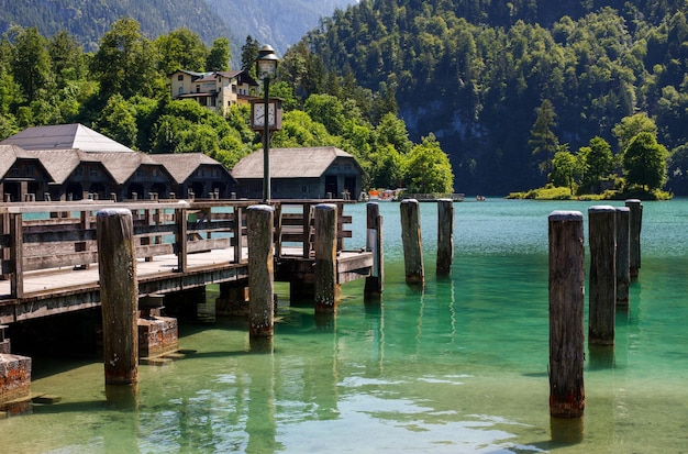 sur une jetée d'un lac en Bavière, le lac Knigssee