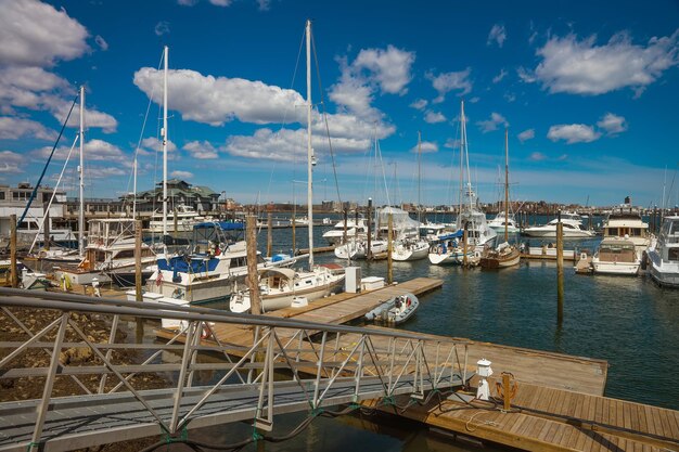Jetée de Long Wharf avec Customhouse Block et voiliers à Charles River à Boston, Massachusetts, États-Unis.