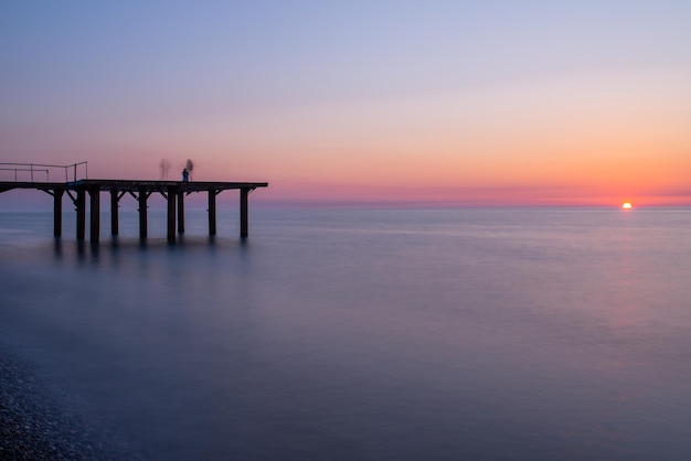 Jetée en mer au coucher du soleil