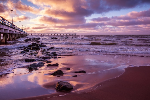 Jetée et mer au coucher du soleil