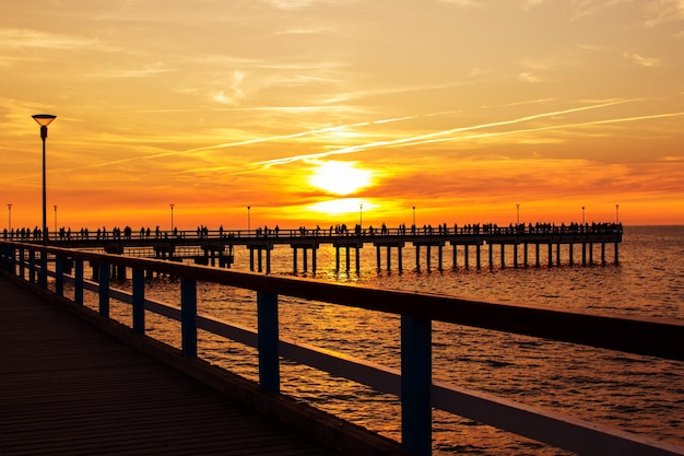 Jetée sur la mer coucher de soleil Palanga