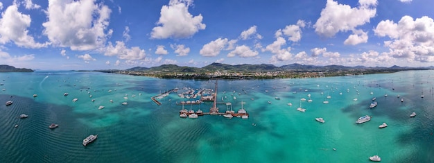 Jetée panoramique de Chalong avec voiliers et autres bateaux en merBelle image pour la conception de sites Web de voyages et de visitesIncroyable vue sur l'île de Phuket depuis le paysage panoramique d'un droneJournée d'été