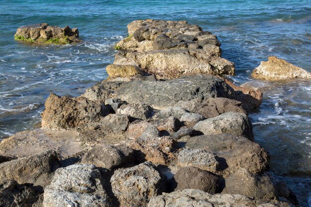 Photo jetée en pierre à hort cove et beach ibiza espagne