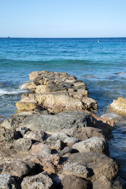 Jetée en pierre à Hort Cove et plage, Ibiza, Espagne