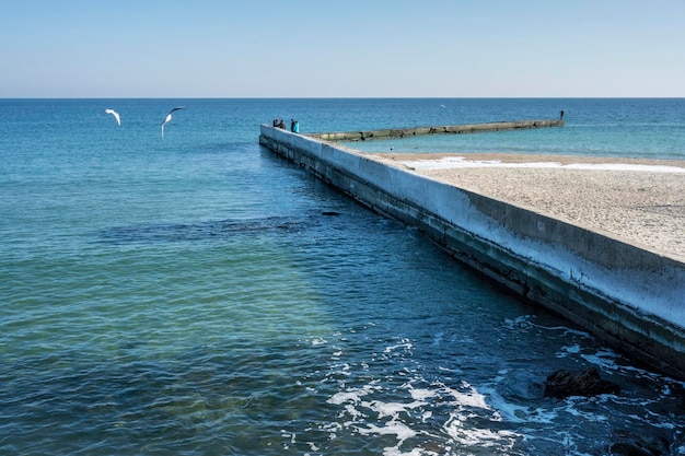 Jetée de plage dorée à Odessa Ukraine