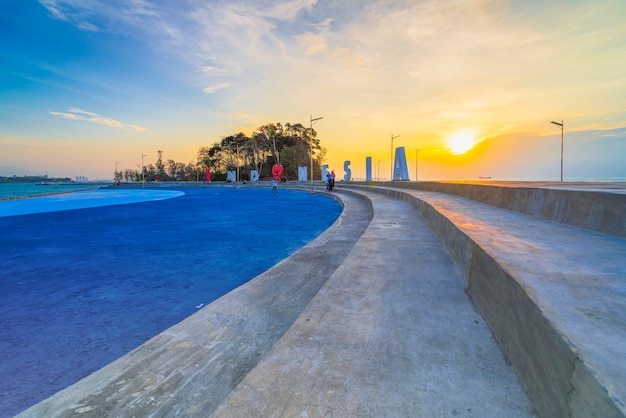 la jetée sur la plage de l'île de Putri île de Batam à un beau coucher de soleil