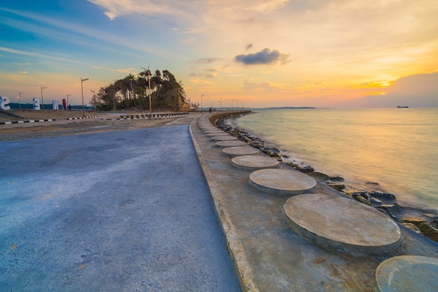 la jetée sur la plage de l'île de Putri île de Batam à un beau coucher de soleil