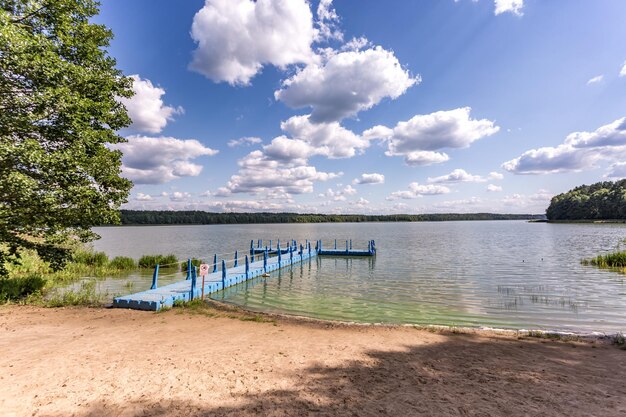 Jetée en plastique colorée sur le rivage d'un grand lac