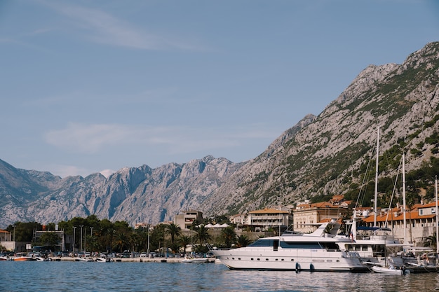 Jetée près de la vieille ville de Kotor Monténégro photo de voyage