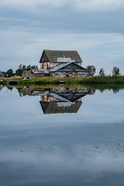 Photo jetée sur la rive du lac sur les îles solovetsky.