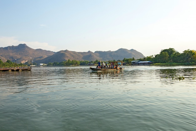 Photo jetée sur la rivière mae klong en thaïlande