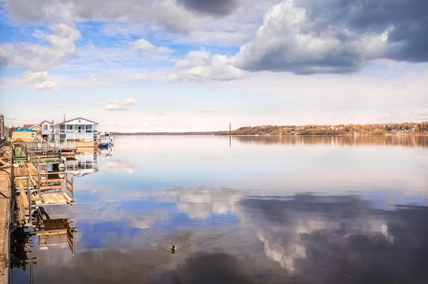 Jetée et rivière Volga avec réflexions région Kineshma Ivanovo