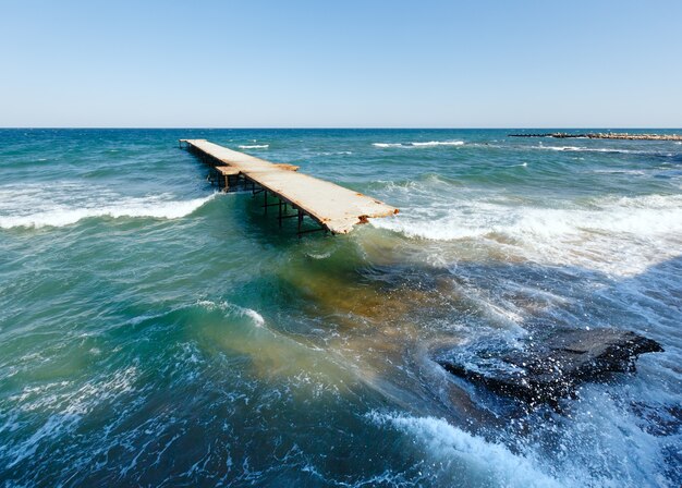 Jetée en ruine et soirée d'été Mer Noire