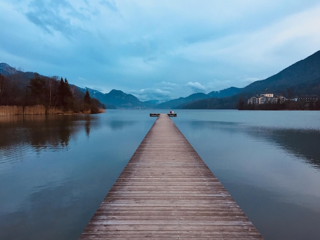 Photo une jetée sans fin sur le lac contre le ciel