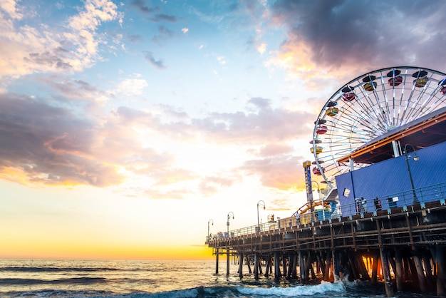 Jetée de Santa Monica au coucher du soleil