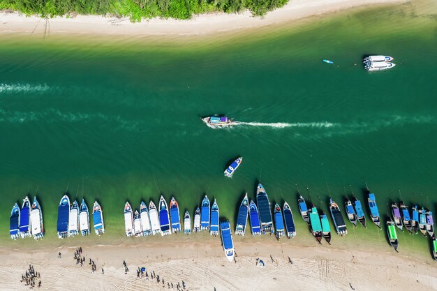 Jetée de Swiftlet et touristes Haute saison phang nga Thaïlande