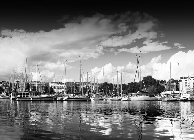 Jetée de Trondheim en fond noir et blanc hd