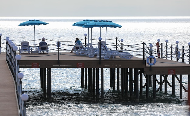 jetée de villégiature en bois sur la mer