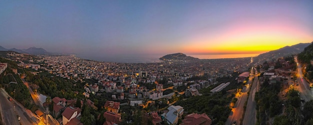 jetée vue sur la ville panoramique sur mer coucher de soleil