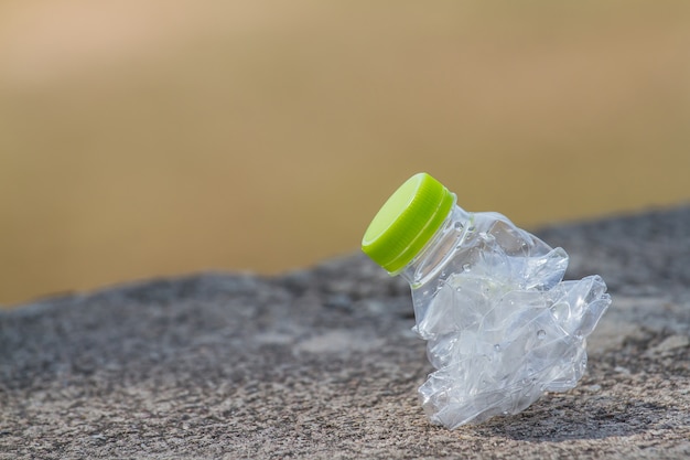 Jeter les bouteilles en plastique qui ne sont pas dans le réservoir.