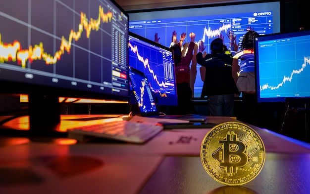 Jeton de crypto-monnaie bitcoin d'or sur le bureau