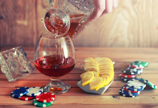 Jeton de poker et verre de cognac