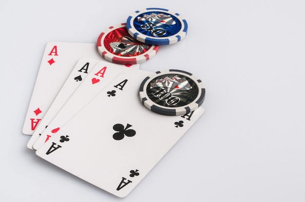 Jetons et cartes de poker sur fond blanc Le concept de jeu et de divertissement