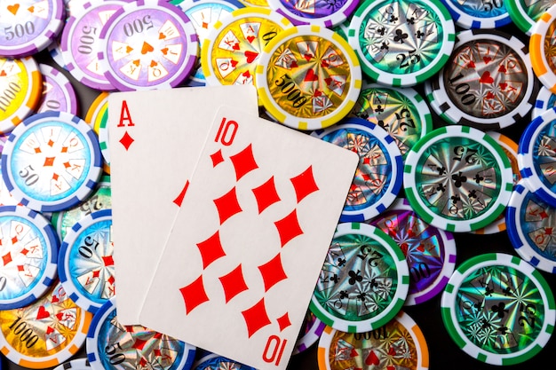 Jetons et cartes de poker