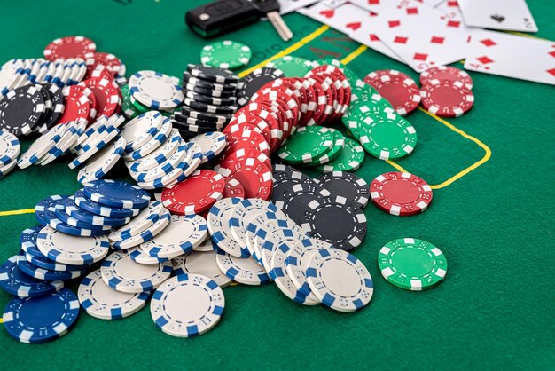 Des jetons et des cartes pour jouer au poker se trouvent sur le casino de table