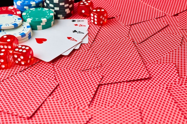 Jetons de casino cartes à jouer et dés sur fond réfléchissant sombre