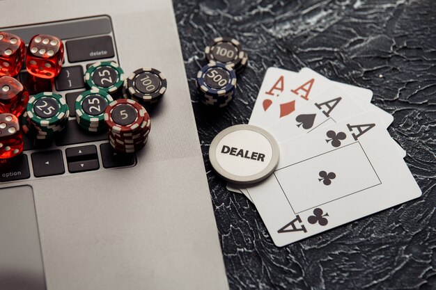 Jetons, dés et cartes à jouer pour le poker en ligne ou les jeux de casino.