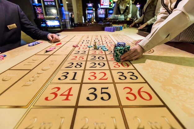 Jetons de jeu sur une roulette de table de jeu