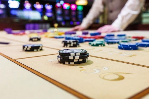 Jetons de jeu sur une roulette de table de jeu