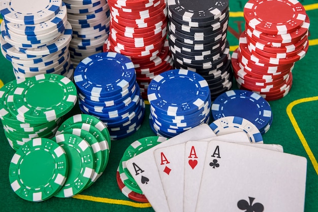 Jetons de poker avec cartes à jouer sur table pour le blackjack. Casino et jeux d'argent