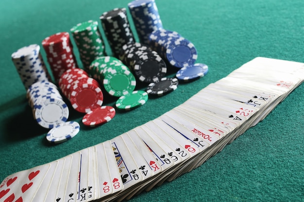 Jetons de poker et cartes sur le tissu