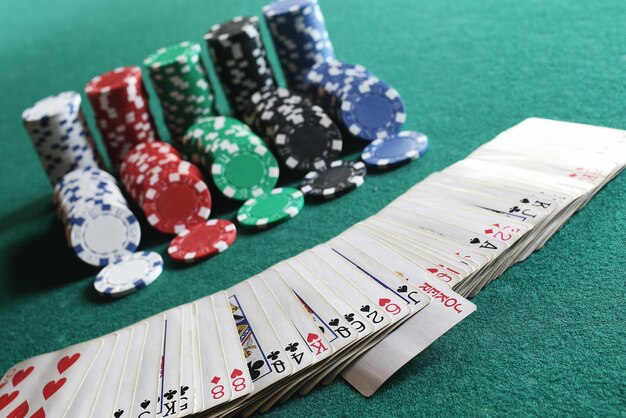 Jetons de poker et cartes sur le tissu