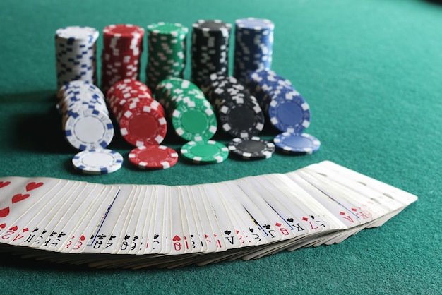 Jetons de poker et cartes sur le tissu