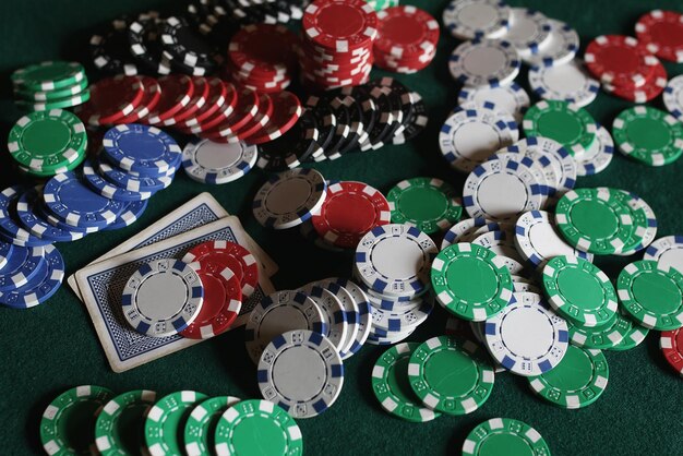 Jetons de poker et cartes sur le tissu