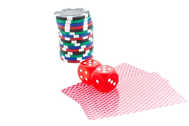 Photo des jetons de poker et des cubes de dés rouges isolés.