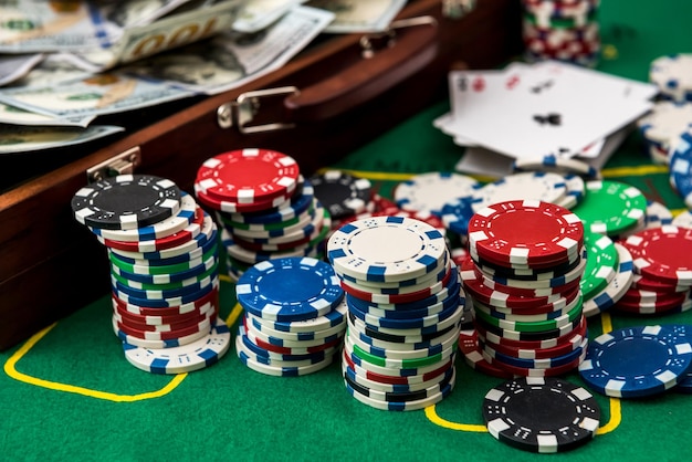 Jetons de poker et dollars dans un étui sur la table de jeu.