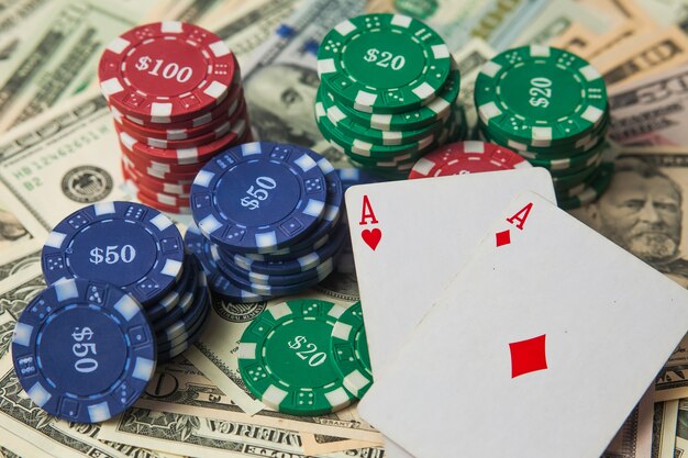 Jetons de poker sur des dollars et deux as