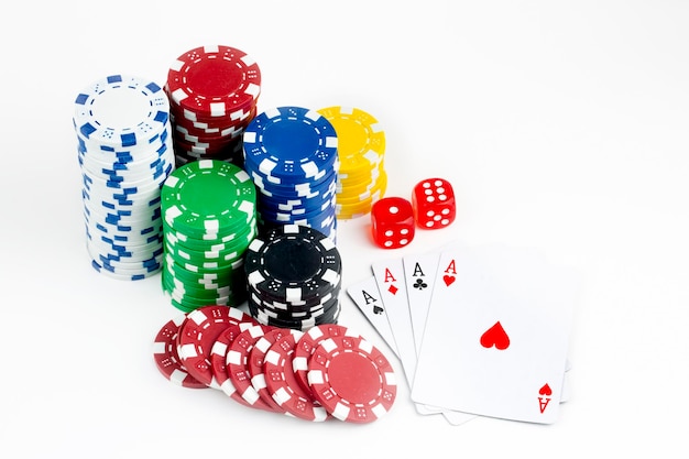 Jetons de poker sur fond blanc. Notion de casino.