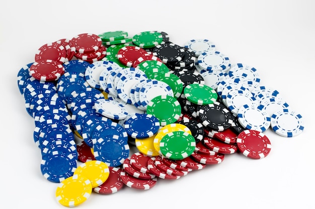 Jetons de poker sur fond blanc. Notion de casino.