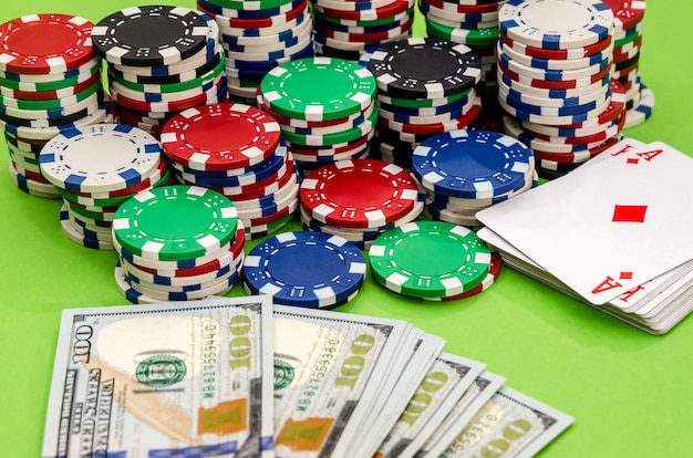 Les jetons de poker sont des as et les dollars sont proches