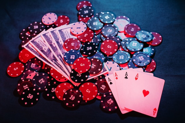 Les jetons de poker sont empilés comme un pari près des cartes