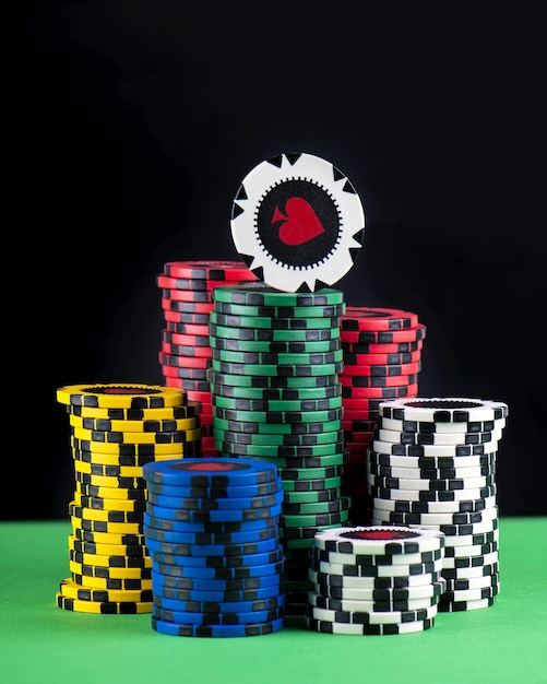 Jetons de poker sur une table de jeu verte